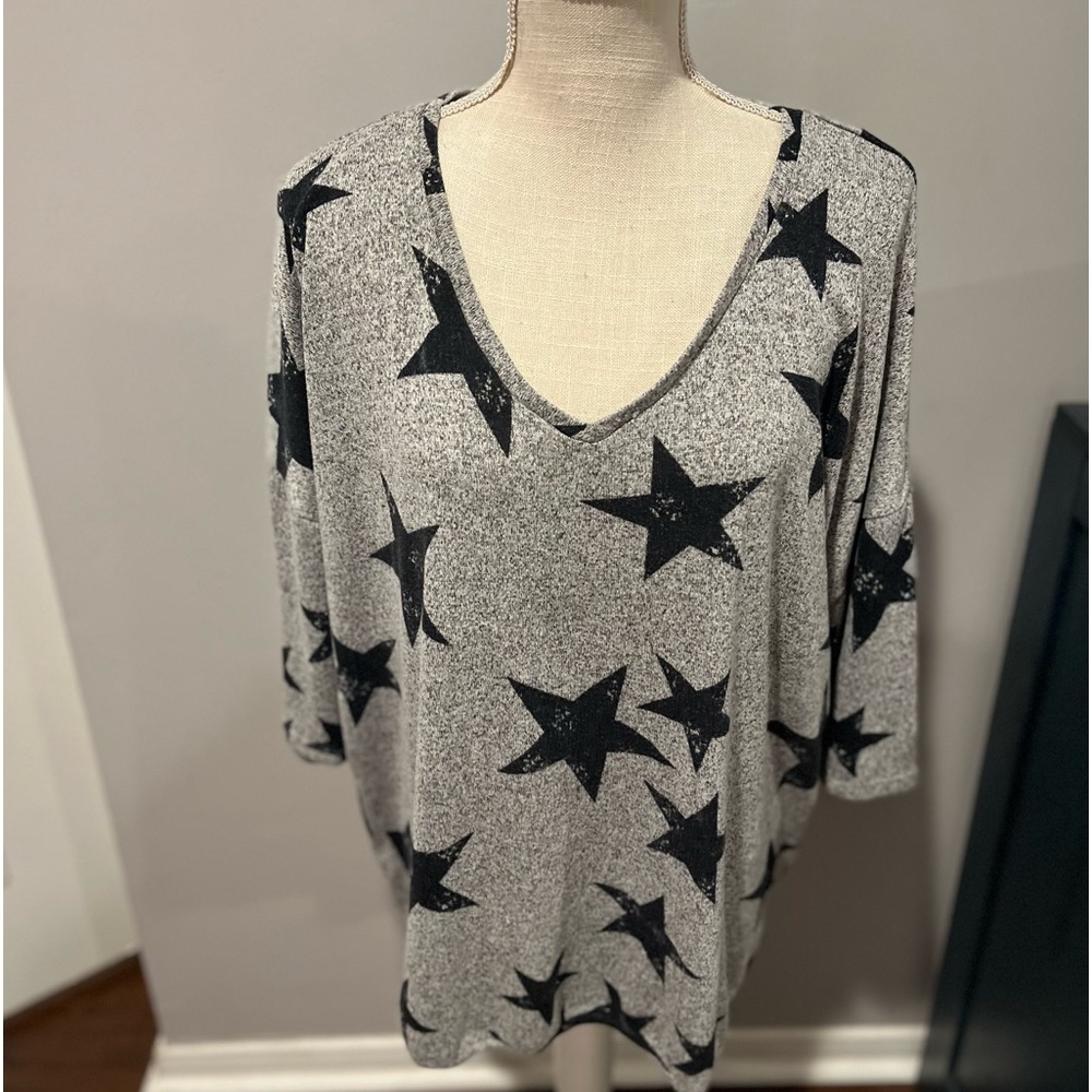 Premise 1x v neck gray and navy blue star design